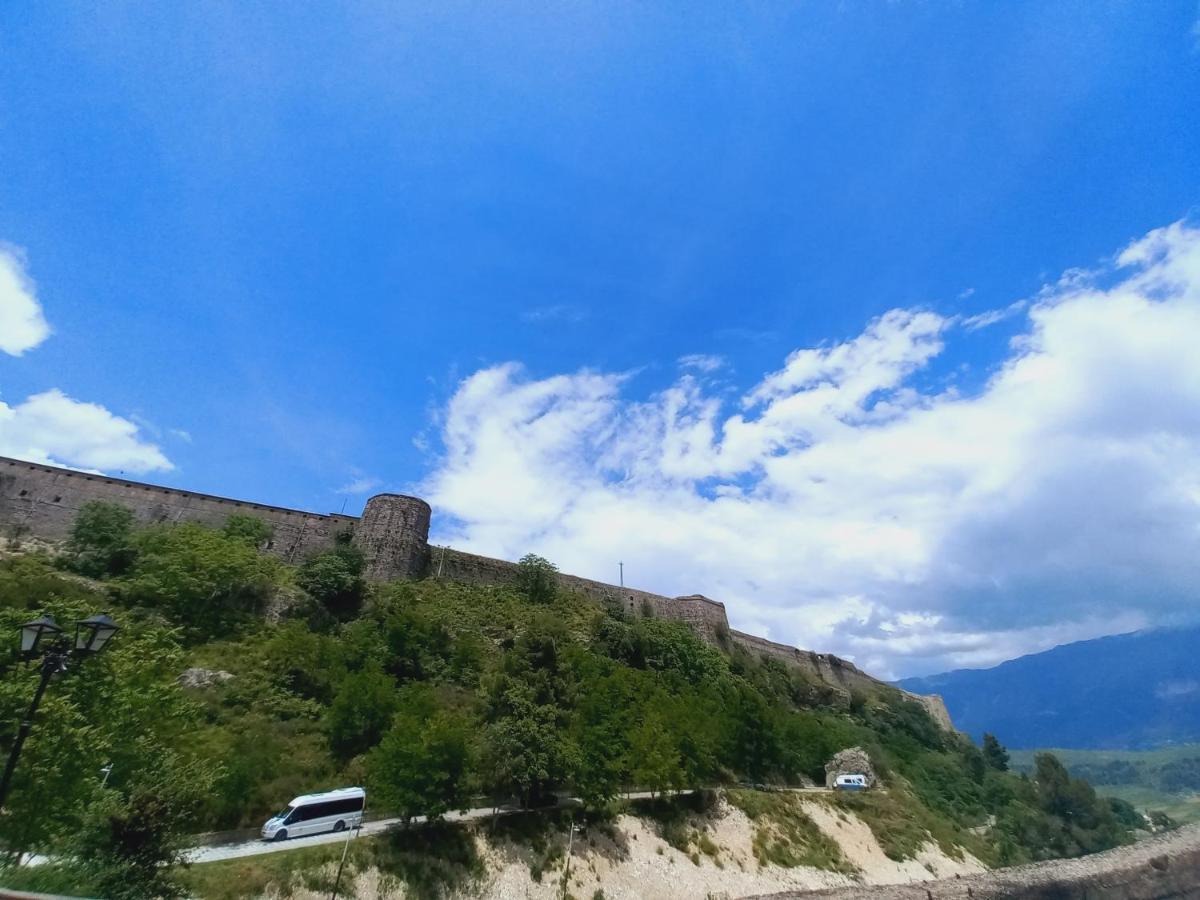Sokolli Guest House Гирокастра Экстерьер фото